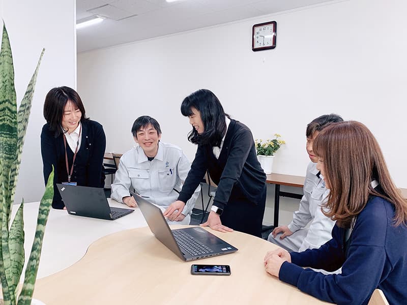 本社会議室にて